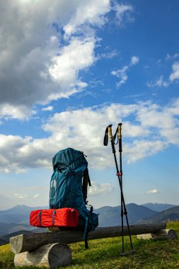 Yazın bir sırt çantası ve çadırla dağlarda yürüyüş yapmak. Dağların güzel manzarası.