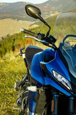 Motosikletin ön farlı, yan manzaralı.