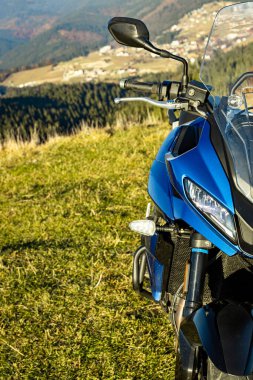 Motosikletin ön farlı, yan manzaralı.