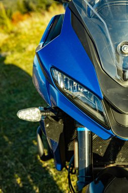 Motosikletin ön farlı, yan manzaralı.