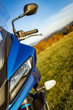 Motosikletin ön farlı, yan manzaralı.