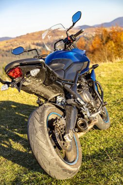 Motosikletin arkasında tekerlek ve zincir çekiş, yan görüş.