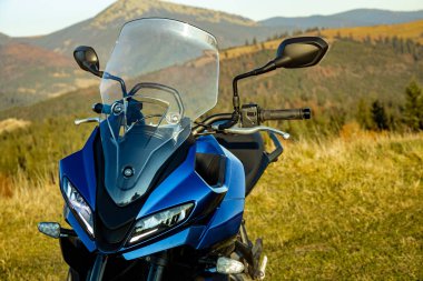 Motosikletin ön farlı, yan manzaralı.