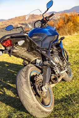 Motosikletin arkasında tekerlek ve zincir çekiş, yan görüş.