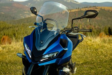 Motosikletin ön farlı, yan manzaralı.