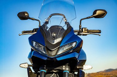 Motosikletin ön farlı, yan manzaralı.