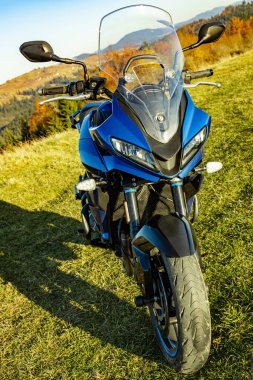 Motosikletin ön farlı, yan manzaralı.