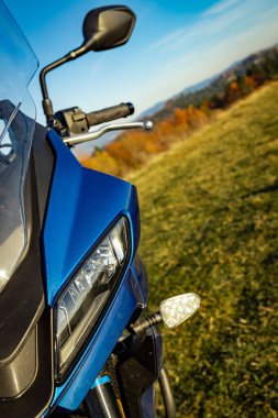 Motosikletin ön farlı, yan manzaralı.