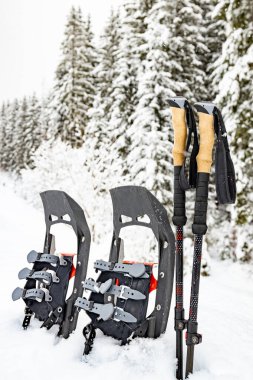 Kar ayakkabıları yakın çekim, dağlarda kış yürüyüşü..