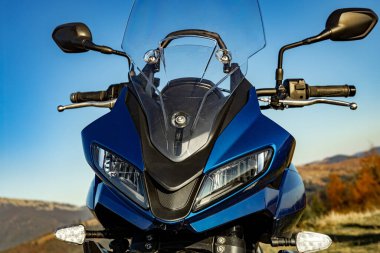 Motosikletin ön farlı, yan manzaralı.