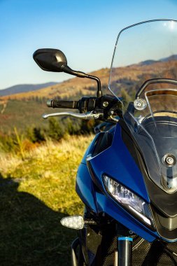 Motosikletin ön farlı, yan manzaralı.