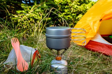 Dağlarda çadır ve yemek malzemeleriyle kamp yapmak..