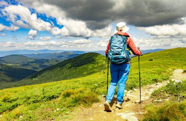Yazın sırt çantasıyla dağlarda yürüyüş..