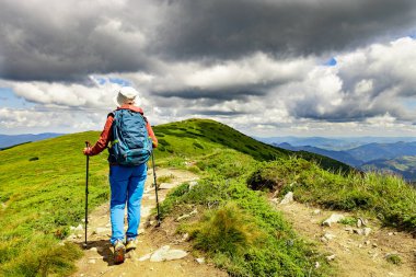 Yazın sırt çantasıyla dağlarda yürüyüş..