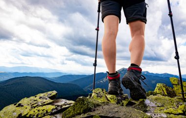 Yürüyen sopalarla dağlarda yürüyüş, güzel manzaralar.