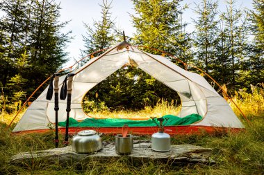 Dağda kamp yapmak ve yemek pişirmek için gerekli malzemeler..