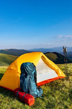 Yazın bir sırt çantası ve çadırla dağlarda yürüyüş yapmak. Dağların güzel manzarası.