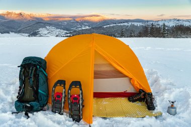 Kar ayakkabıları, sırt çantası ve çadırla dağlarda yürüyüş, yürüyüş ekipmanları..
