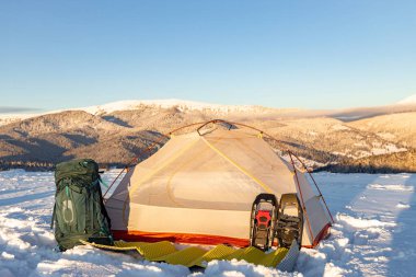 Kar ayakkabıları, sırt çantası ve çadırla dağlarda yürüyüş, yürüyüş ekipmanları..