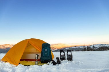 Kar ayakkabıları, sırt çantası ve çadırla dağlarda yürüyüş, yürüyüş ekipmanları..
