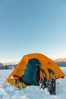 Kar ayakkabıları, sırt çantası ve çadırla dağlarda yürüyüş, yürüyüş ekipmanları..