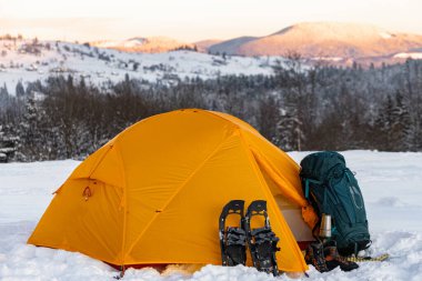 Kar ayakkabıları, sırt çantası ve çadırla dağlarda yürüyüş, yürüyüş ekipmanları..