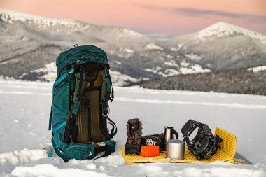 Kar ayakkabıları, sırt çantası ve çadırla dağlarda yürüyüş, yürüyüş ekipmanları..
