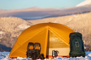 Kar ayakkabıları, sırt çantası ve çadırla dağlarda yürüyüş, yürüyüş ekipmanları..