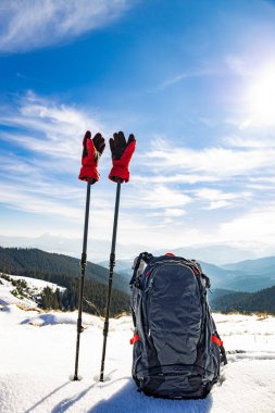 Sırt çantasıyla bahar yürüyüşü ve dağ sırtı boyunca yürüyüş direkleri.