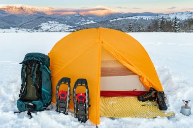 Kar ayakkabıları, sırt çantası ve çadırla dağlarda yürüyüş, yürüyüş ekipmanları..