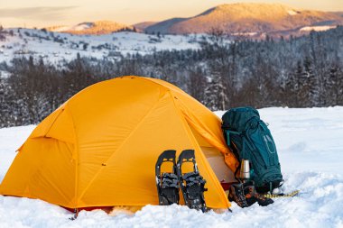 Kar ayakkabıları, sırt çantası ve çadırla dağlarda yürüyüş, yürüyüş ekipmanları..