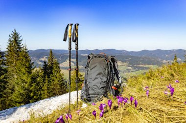 Baharda dağ zirvelerinin resimli görüntüsü, sırt çantasıyla yürüyüş.