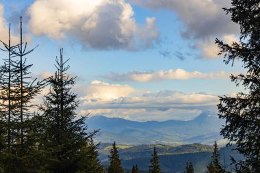 Dağların en güzel manzarası, güneşli bir günde bulutlu gökyüzü..