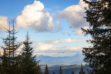 Dağların en güzel manzarası, güneşli bir günde bulutlu gökyüzü..