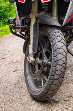 Boksör motoru, tekerleği, lastikleri olan bir motosikletin yan görüntüsü,