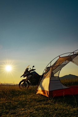 Motosikletle gezmek, dağlarda bir çadırda kamp yapmak..