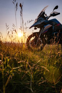 Dağlara Moto gezisi. Dağlarda gün batımı.