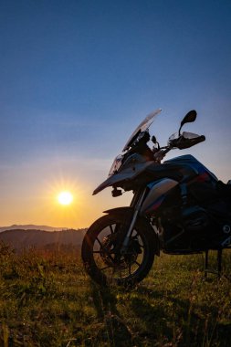 Dağlara Moto gezisi. Dağlarda gün batımı.