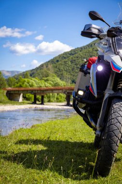 Dağlarda motosiklet gezisi, dağ nehri kıyısında güzel bir manzara..