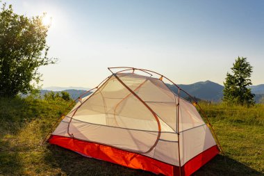 Dağ manzaralı yüksek dağlarda kamp yapmak.