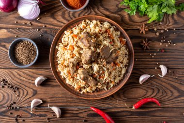 geleneksel Asya yemeği tabağında sebzeli pilav