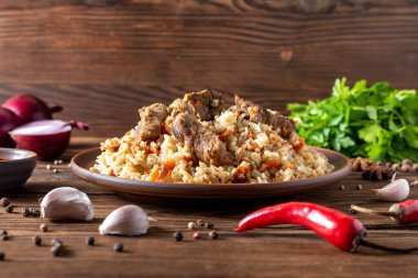 Geleneksel Asya yemeği tabağında et ve sebzeli pilav.