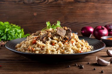 Bir tabak doğu mutfağı üzerinde Özbek pilavı