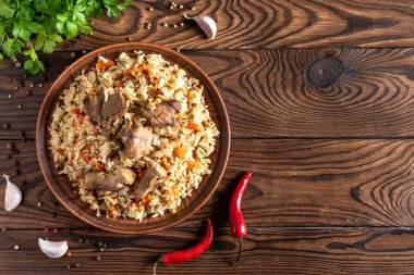 geleneksel Asya yemeği tabağında sebzeli pilav