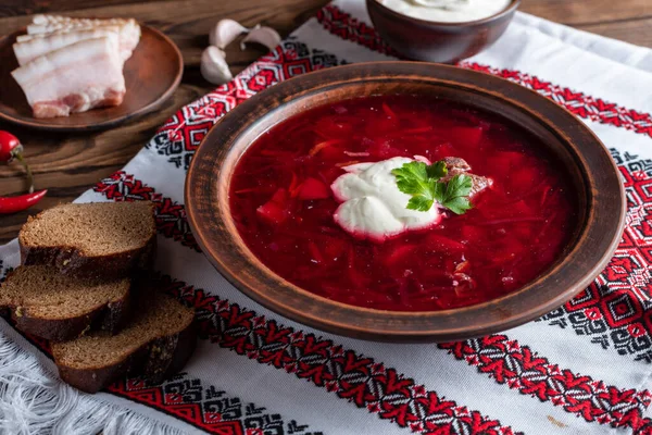 Borscht Merah Ukraina Dengan Tomat Bit Dan Daging — Stok Foto