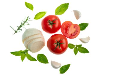 Caprese salata malzemeleri domates fesleğeni mozzarella
