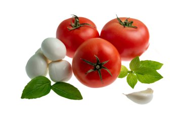Caprese salata malzemeleri domates fesleğeni mozzarella