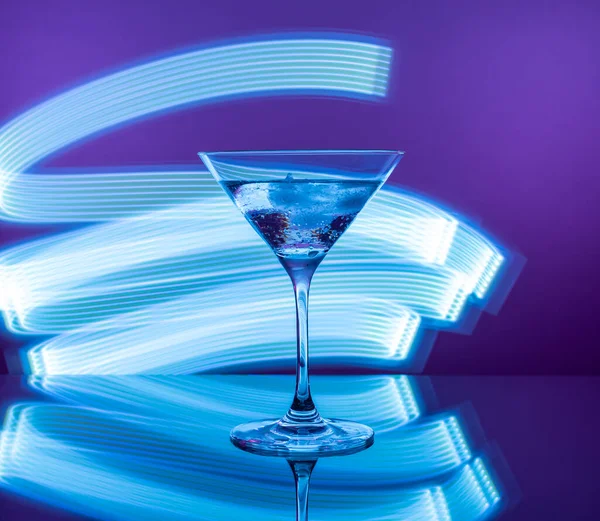 Martini Cocktail Glas Vor Dem Hintergrund Von Neonlichtern — Stockfoto