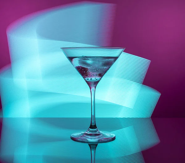Alkoholischer Cocktail Glasbecher Auf Neonlicht Hintergrund — Stockfoto