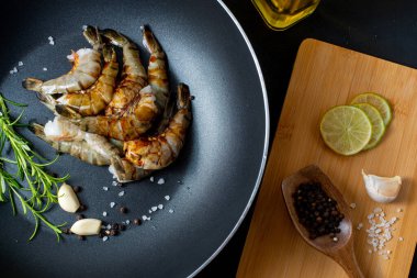 Baharatlı ve baharatlı tavada çiğ kaplan karidesi